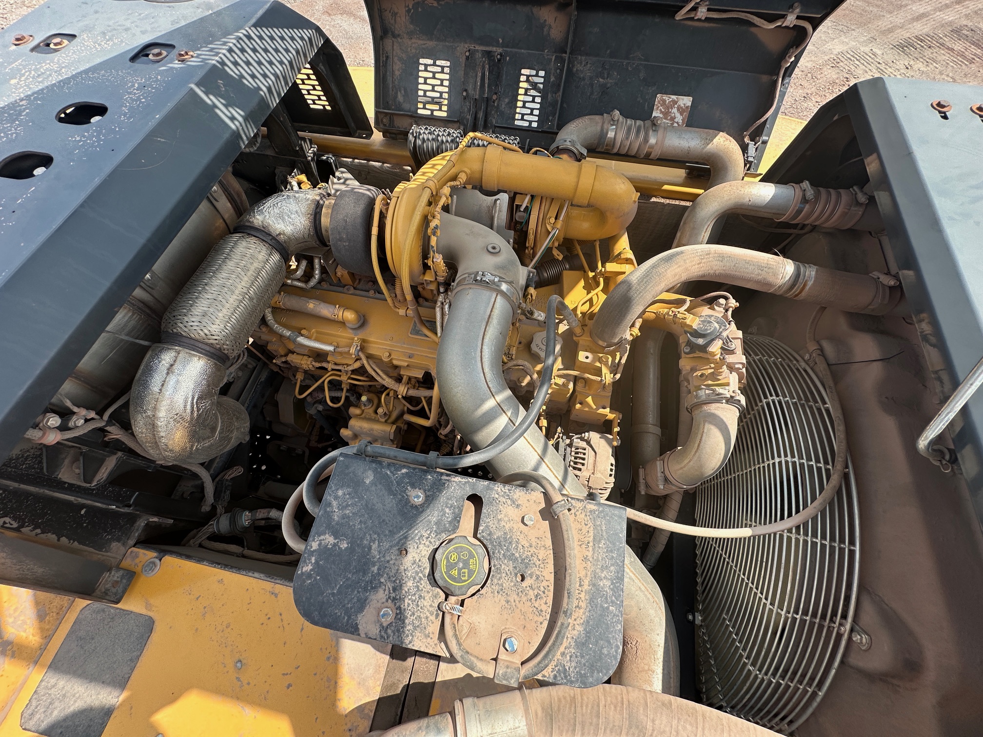 2018 DEERE 380G LC - Image 32