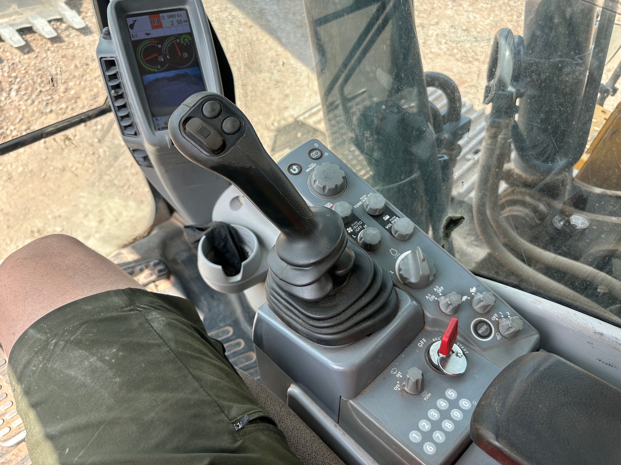 2018 DEERE 380G LC - Image 40