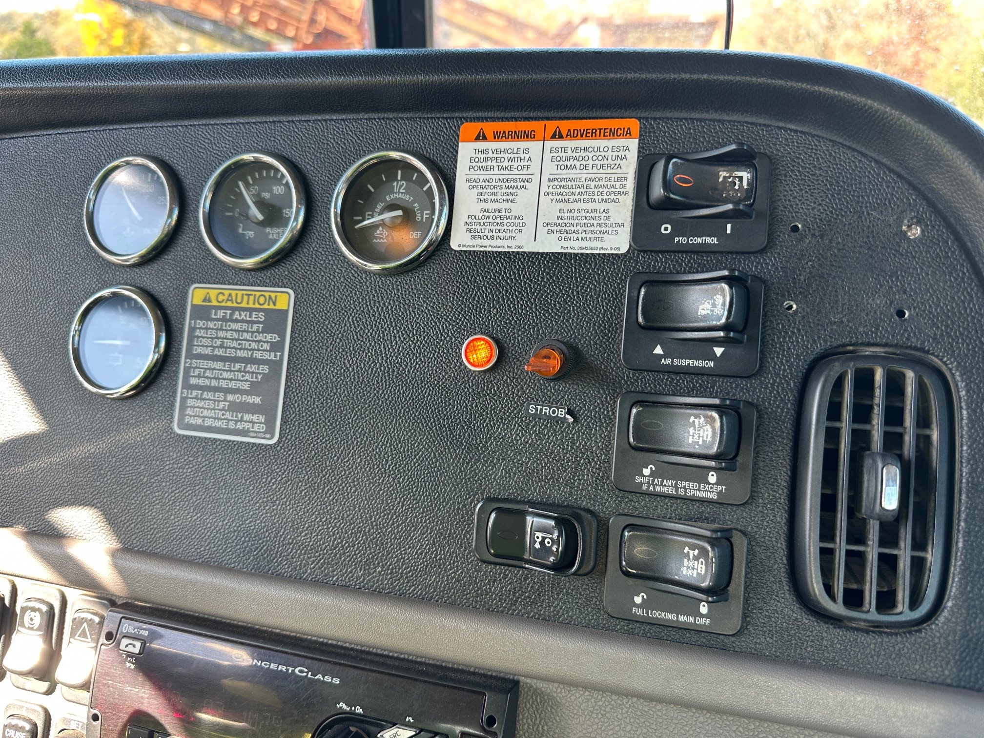 2016 PETERBILT 365 - Image 38