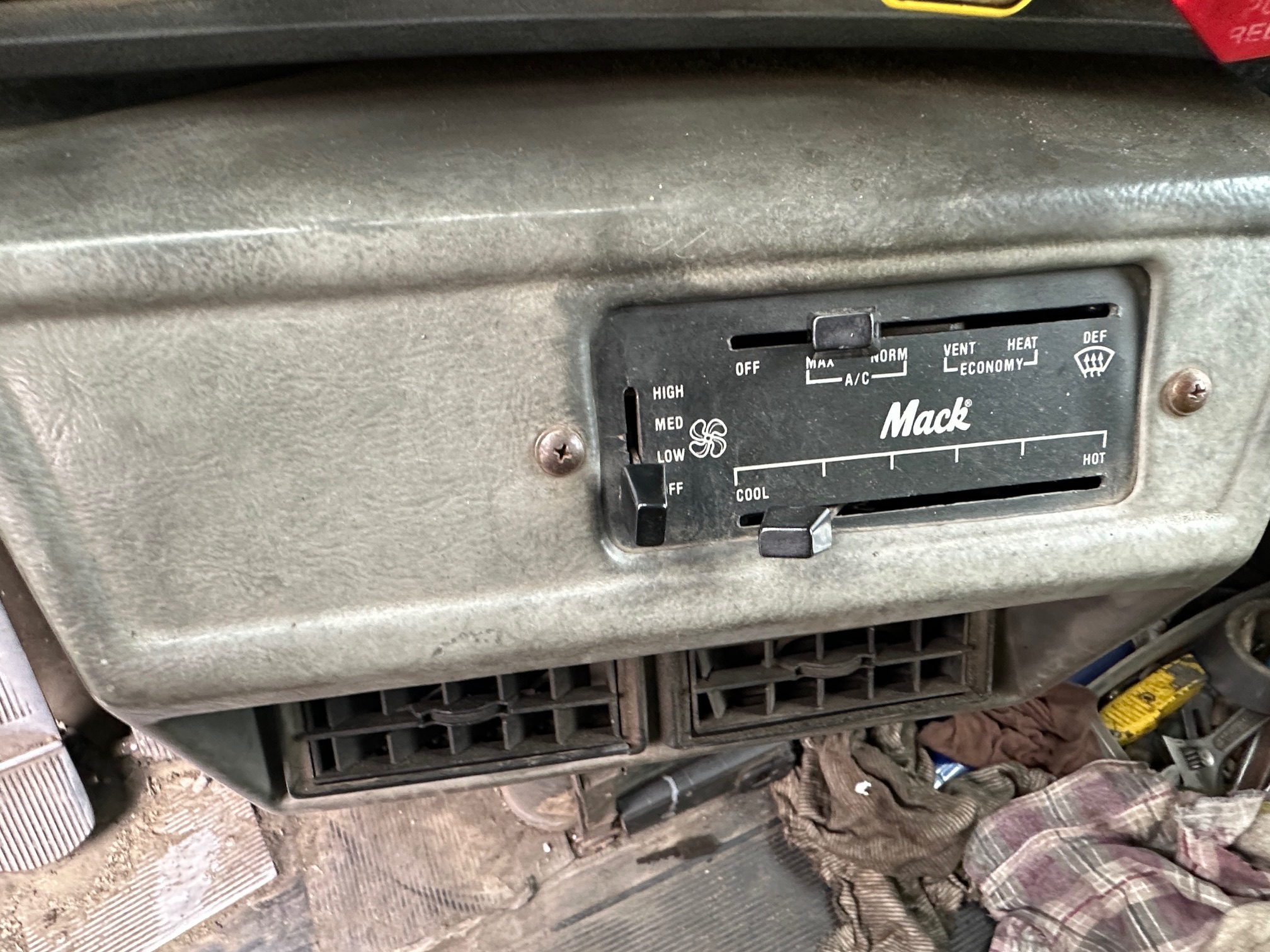 1996 MACK DM690S - Image 24
