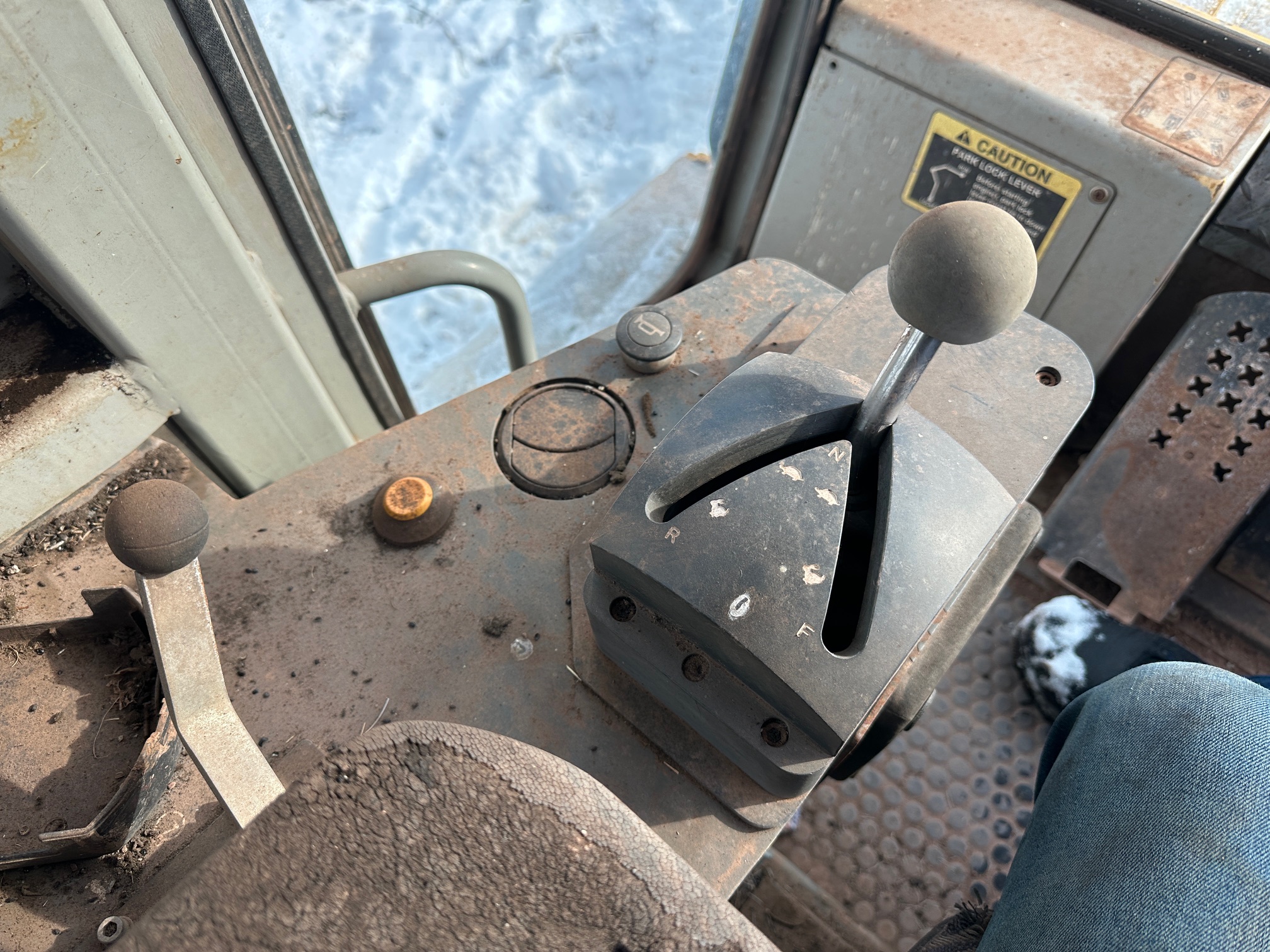 2004 DEERE 755C Series II - Image 40