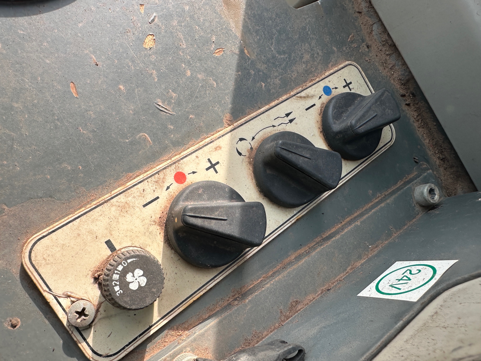 2004 DEERE 755C Series II - Image 43