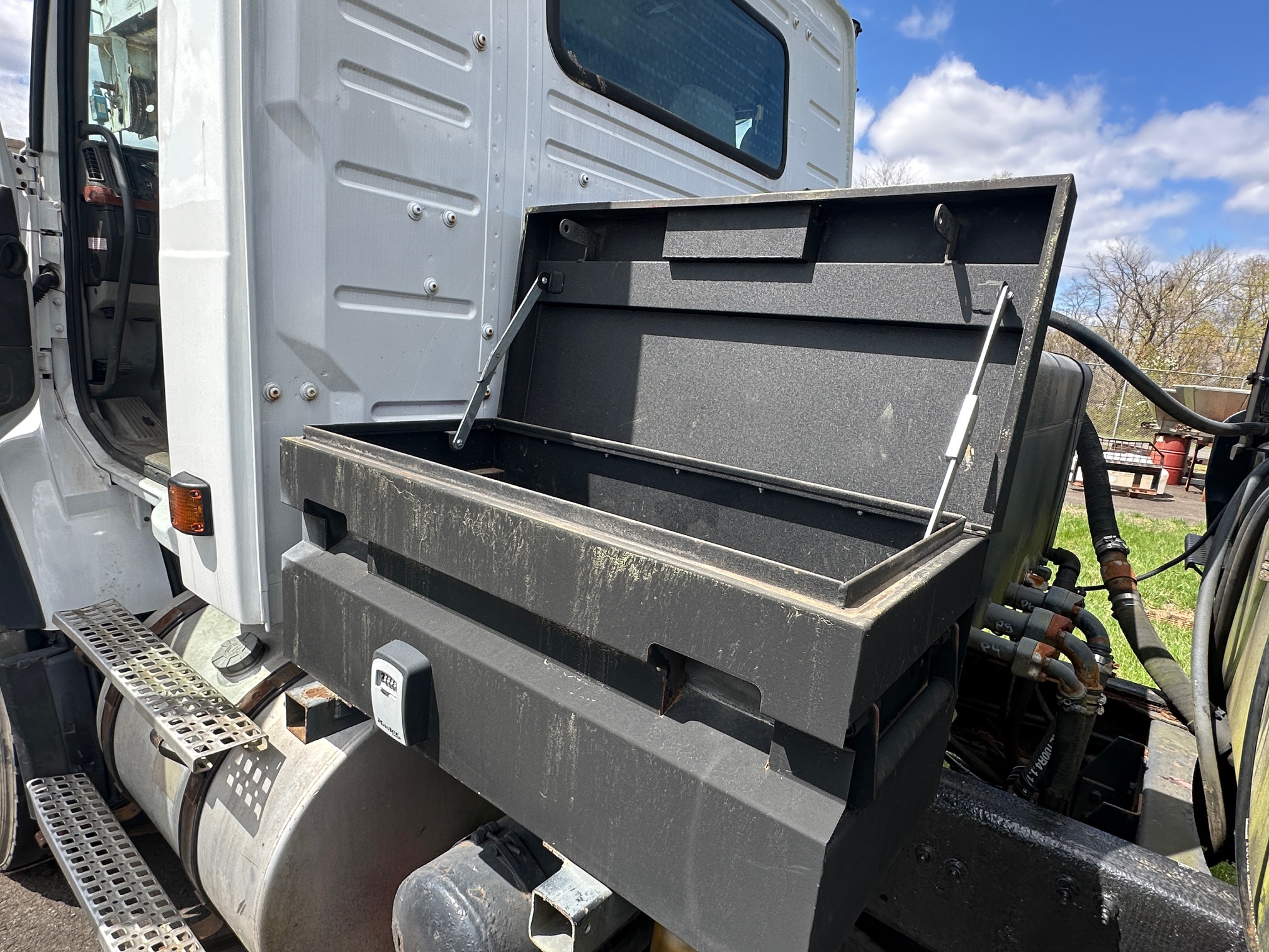 2004 VOLVO 17.5T Crane - Image 24