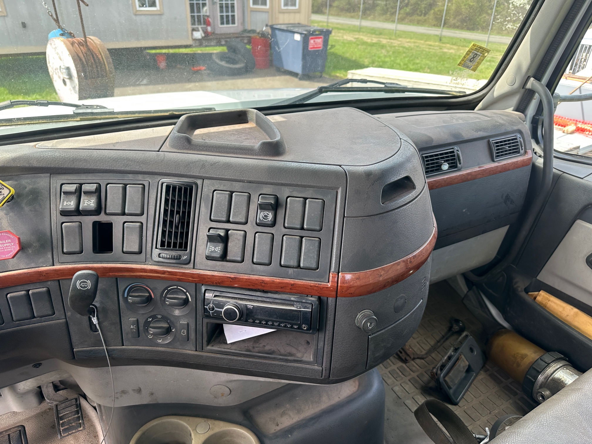 2004 VOLVO 17.5T Crane - Image 31