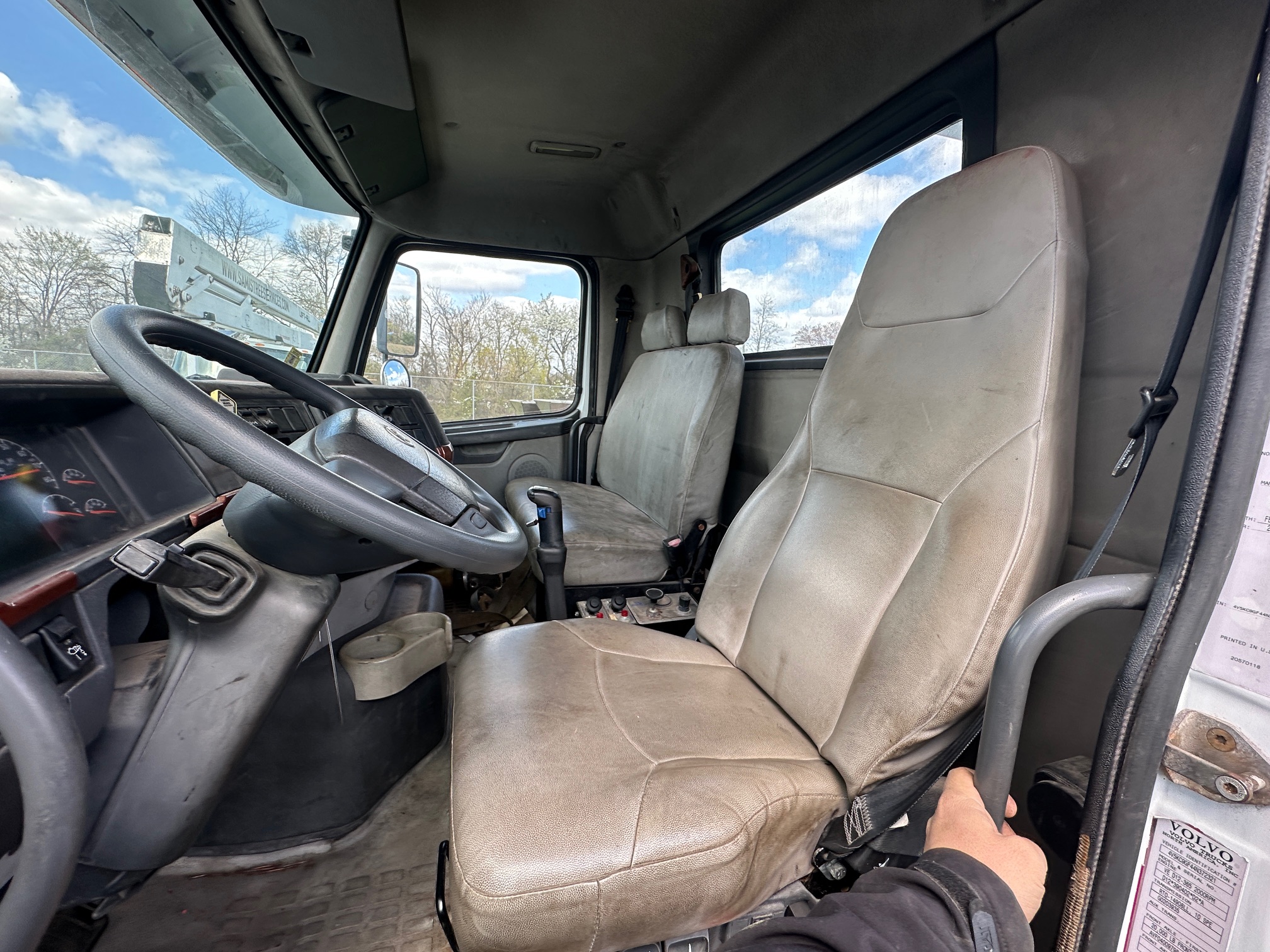 2004 VOLVO 17.5T Crane - Image 40