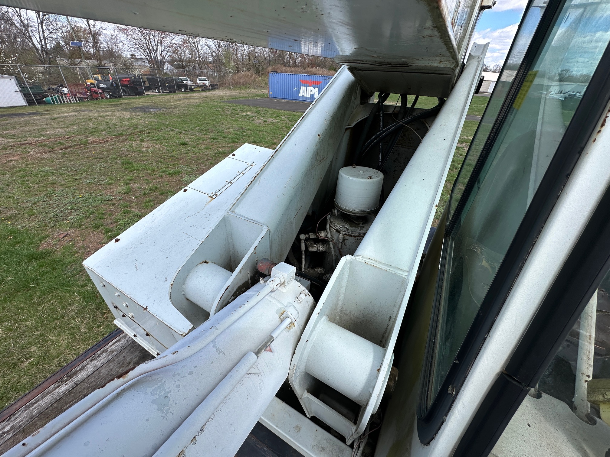 2004 VOLVO 17.5T Crane - Image 42