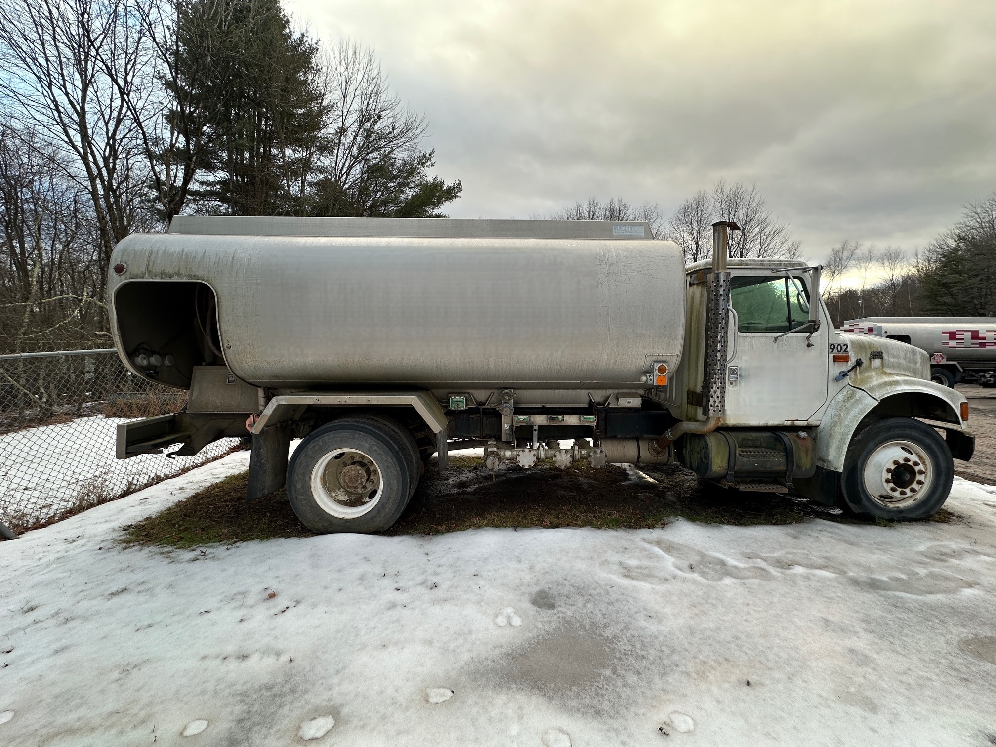 2000 INTERNATIONAL 4900 DT466E - view 2 of 51