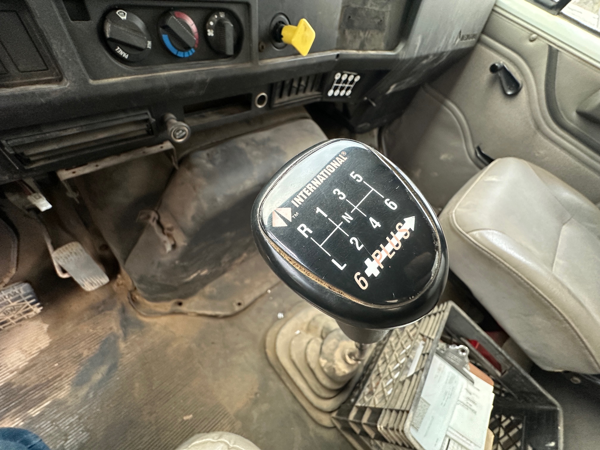 2000 INTERNATIONAL 4900 DT466E - view 15 of 51