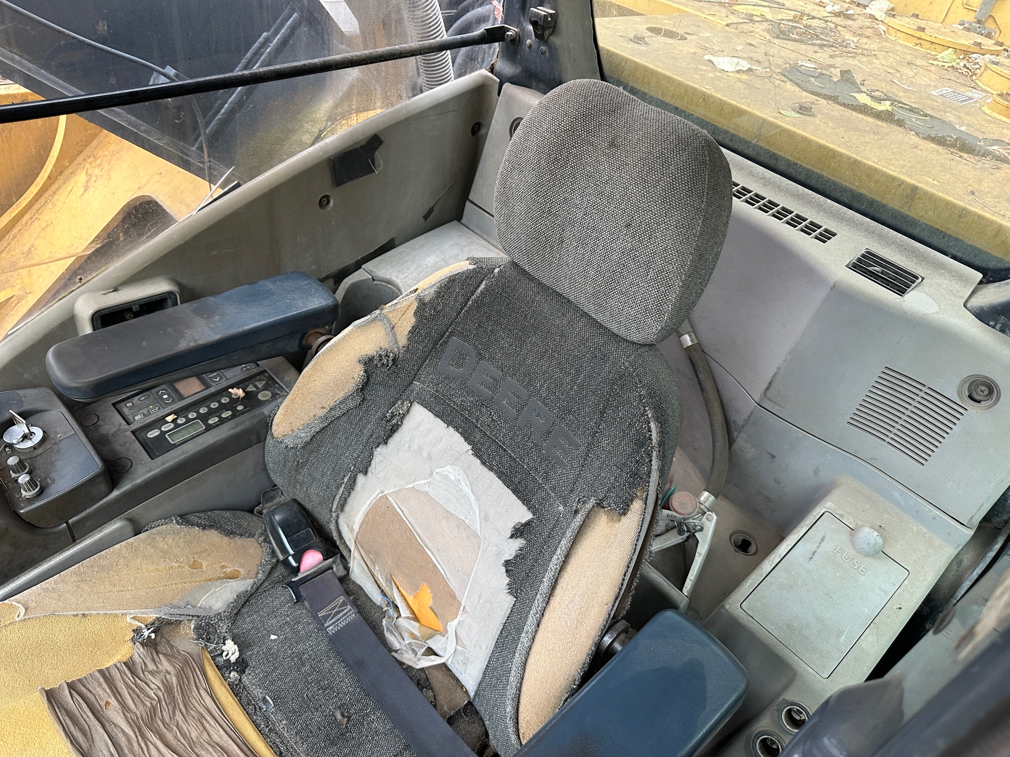 2011 DEERE 450D LC - Image 36