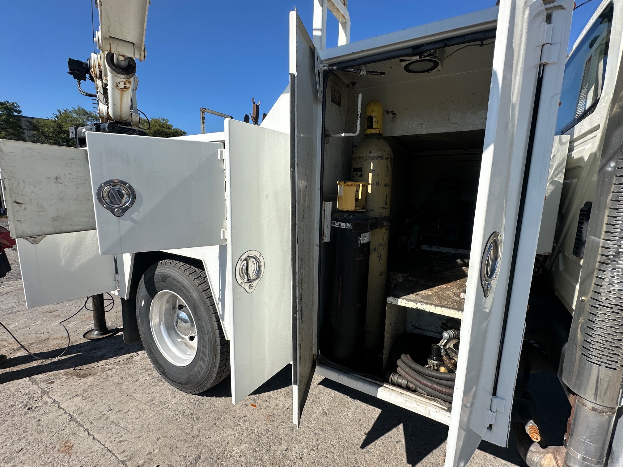 2010 INTERNATIONAL 4300 Service Truck - Image 12