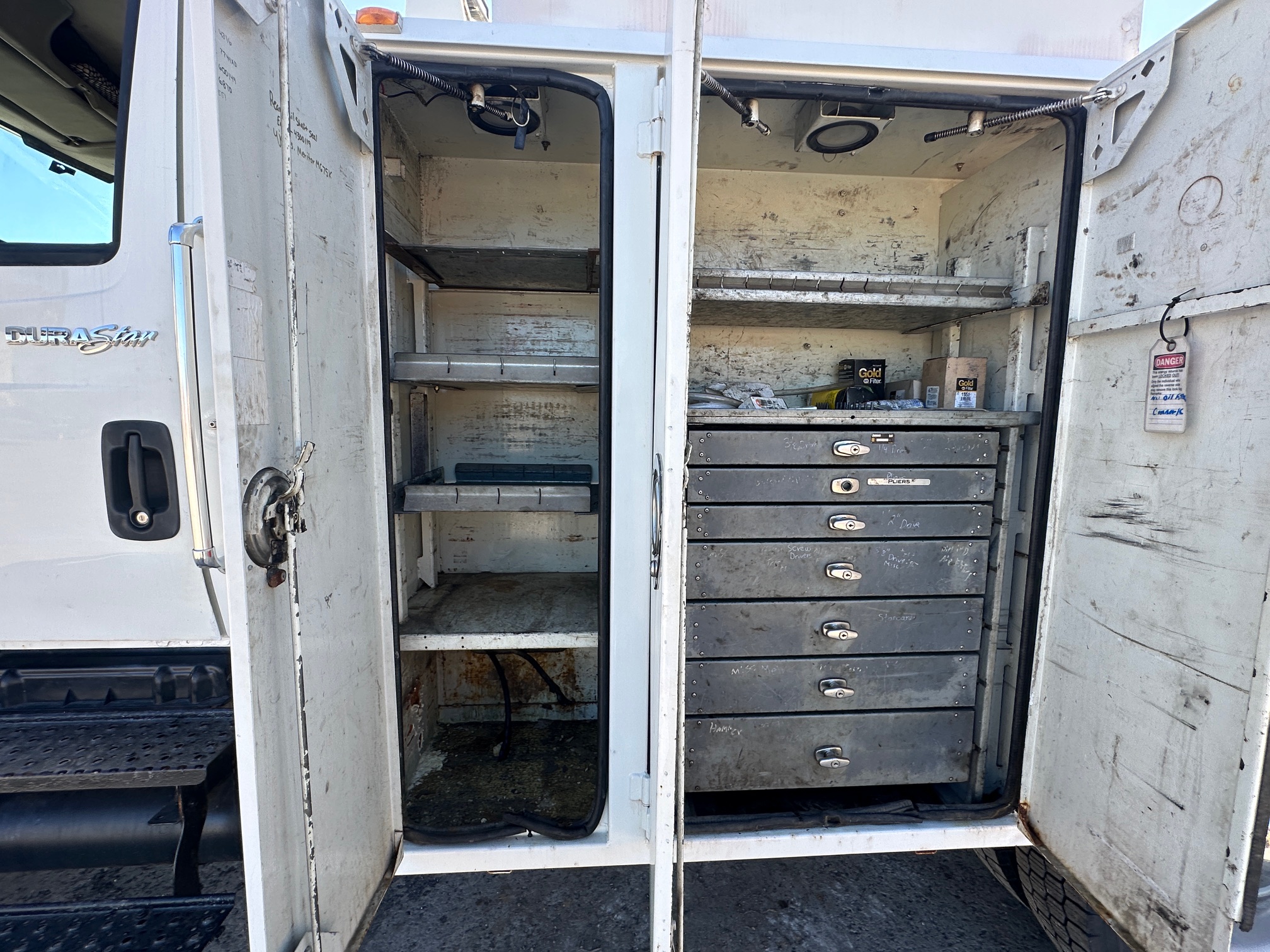 2010 INTERNATIONAL 4300 Service Truck - Image 13