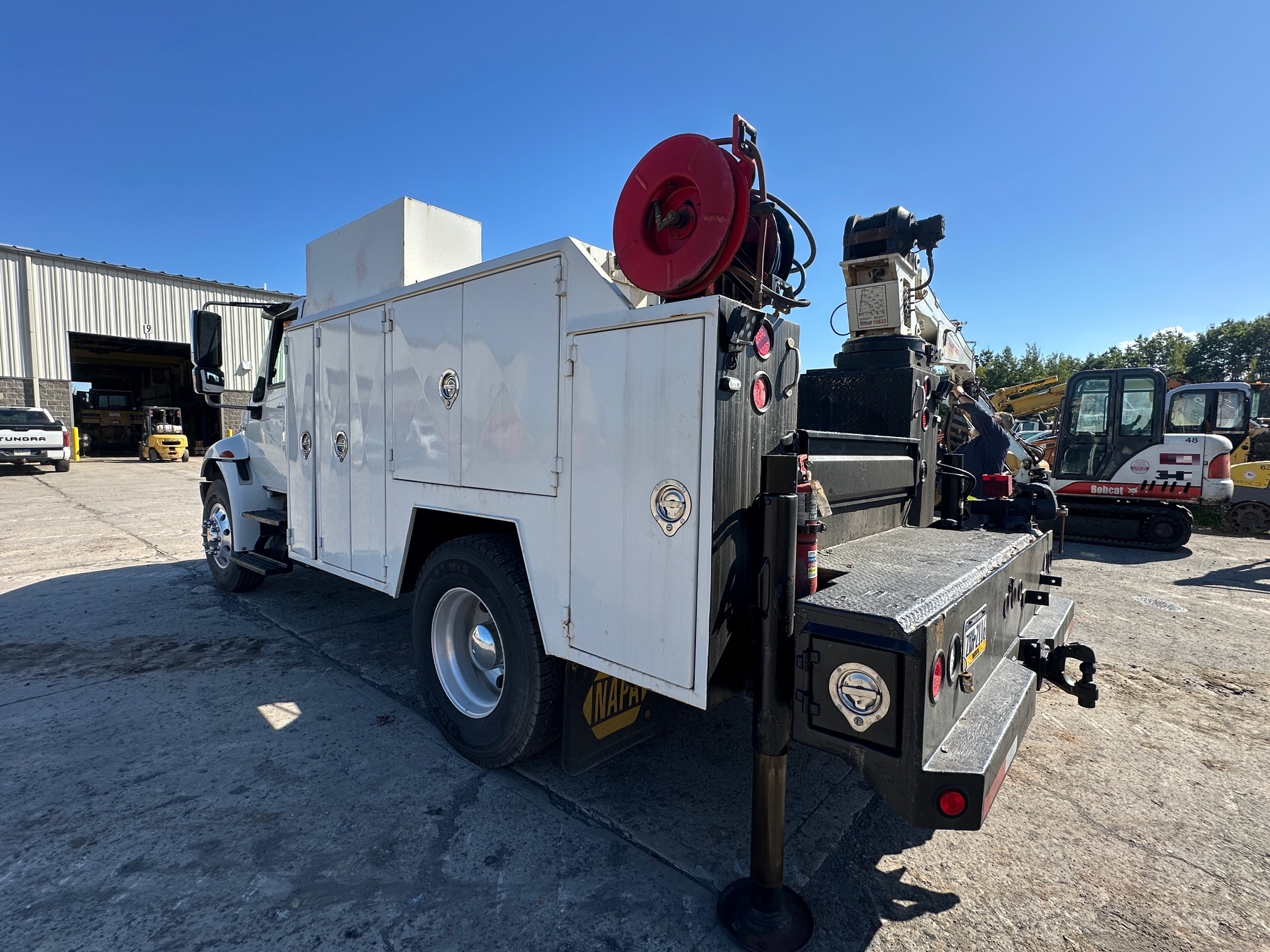 2010 INTERNATIONAL 4300 Service Truck - Image 21