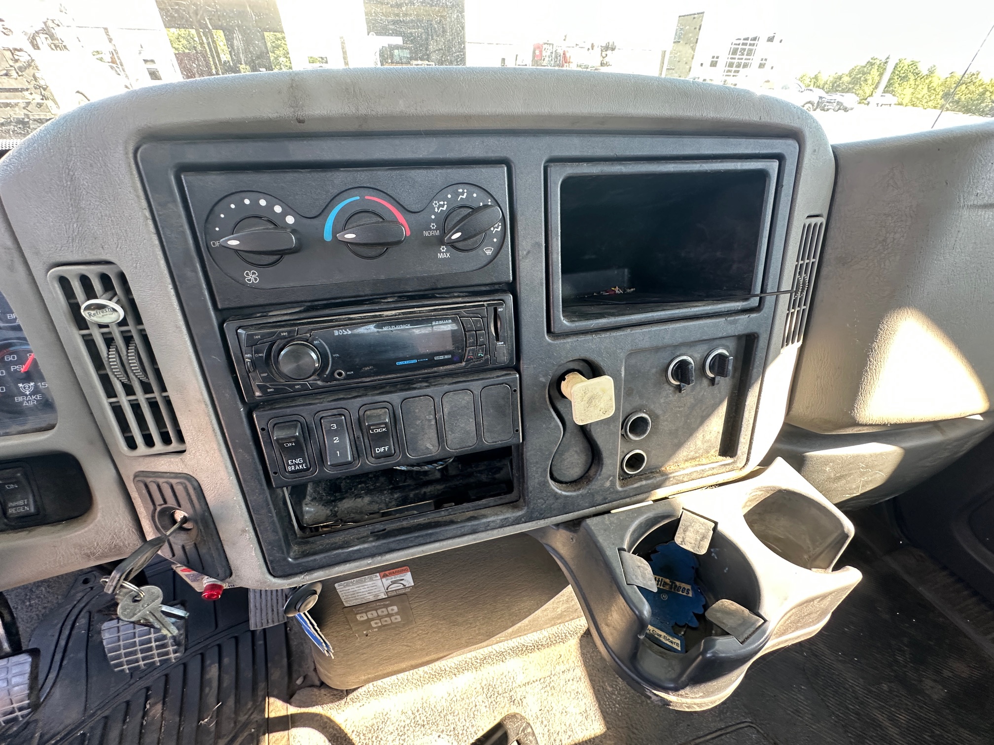 2010 INTERNATIONAL 4300 Service Truck - Image 30