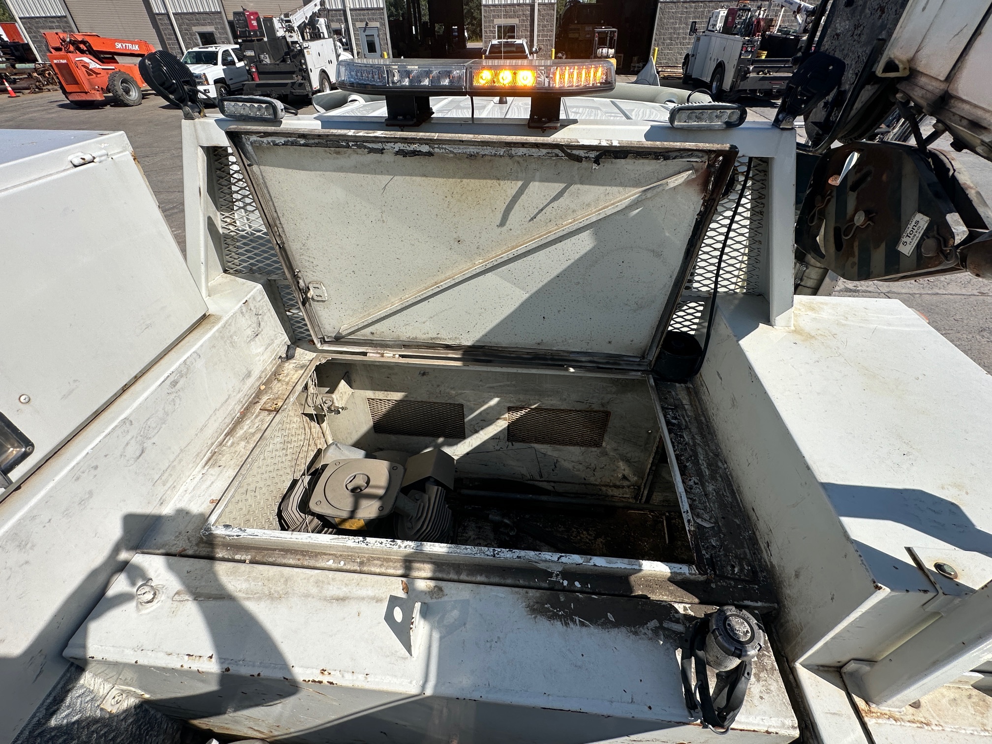 2010 INTERNATIONAL 4300 Service Truck - Image 51