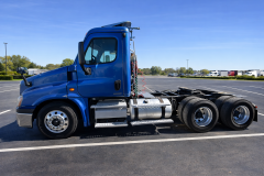 2010 FREIGHTLINER Cascadia 125 - Image 2