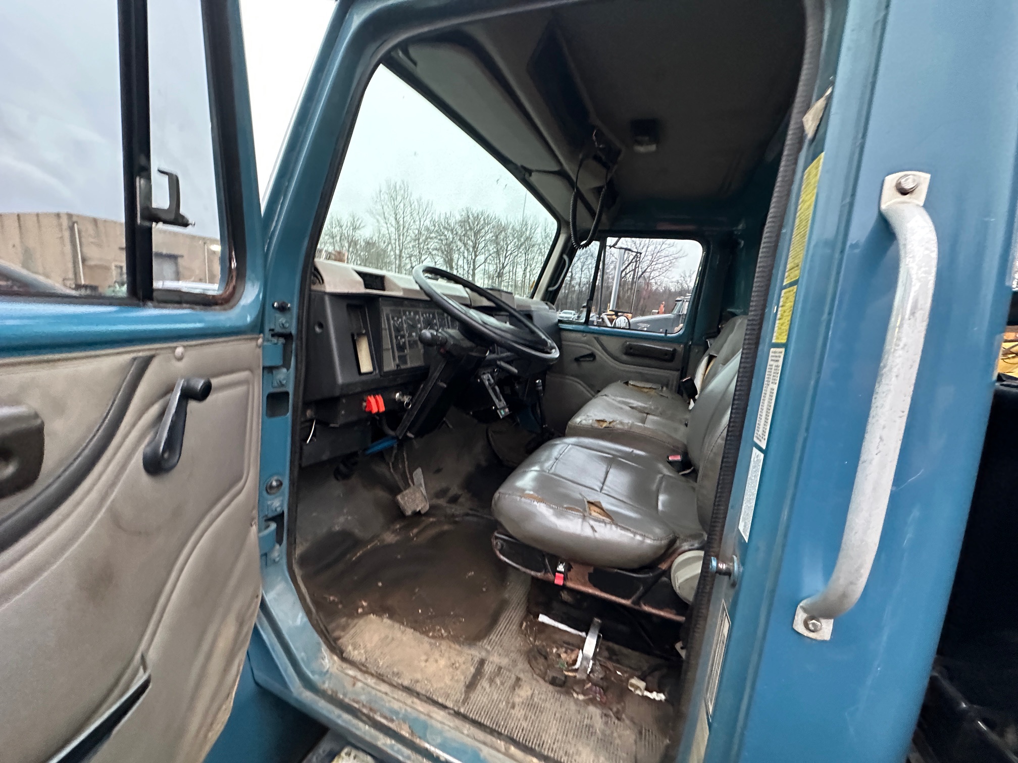 2002 INTERNATIONAL 4700 - Image 11