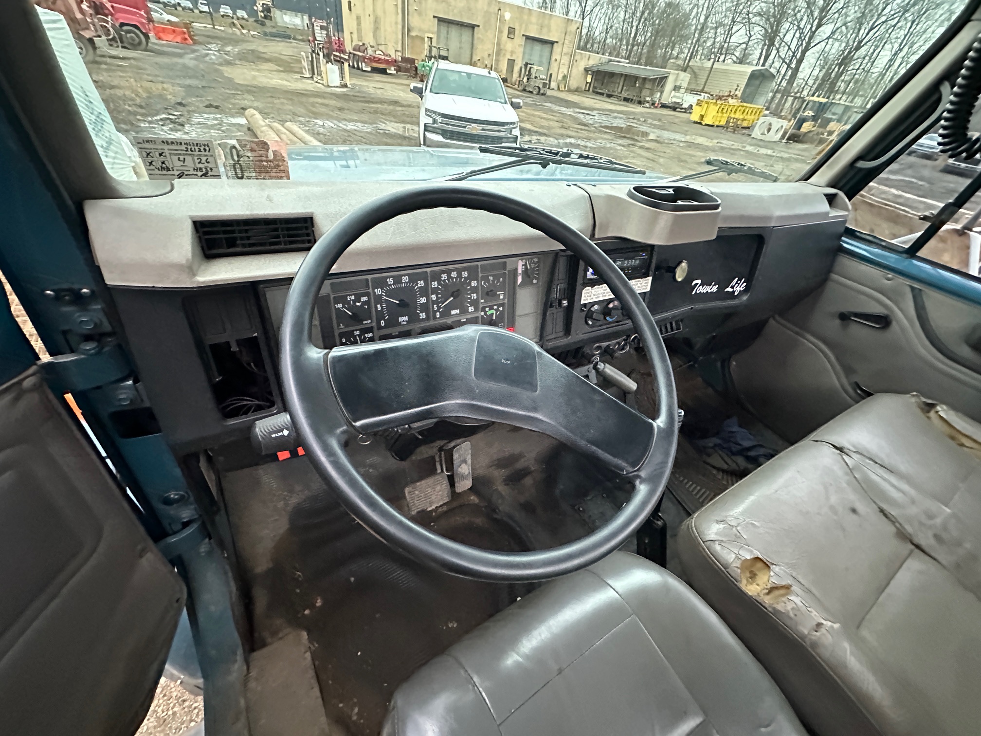 2002 INTERNATIONAL 4700 - Image 14