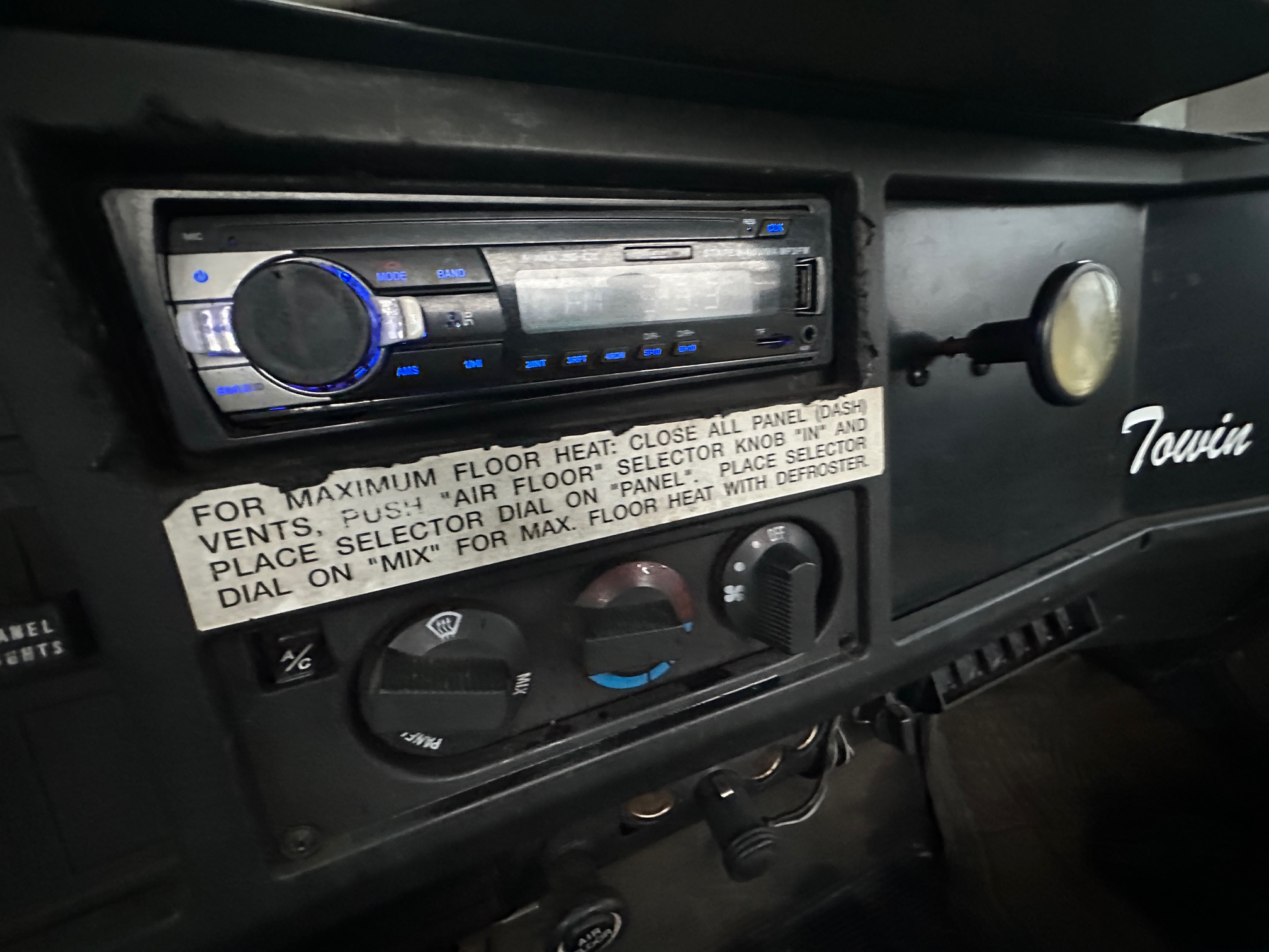 2002 INTERNATIONAL 4700 - Image 17