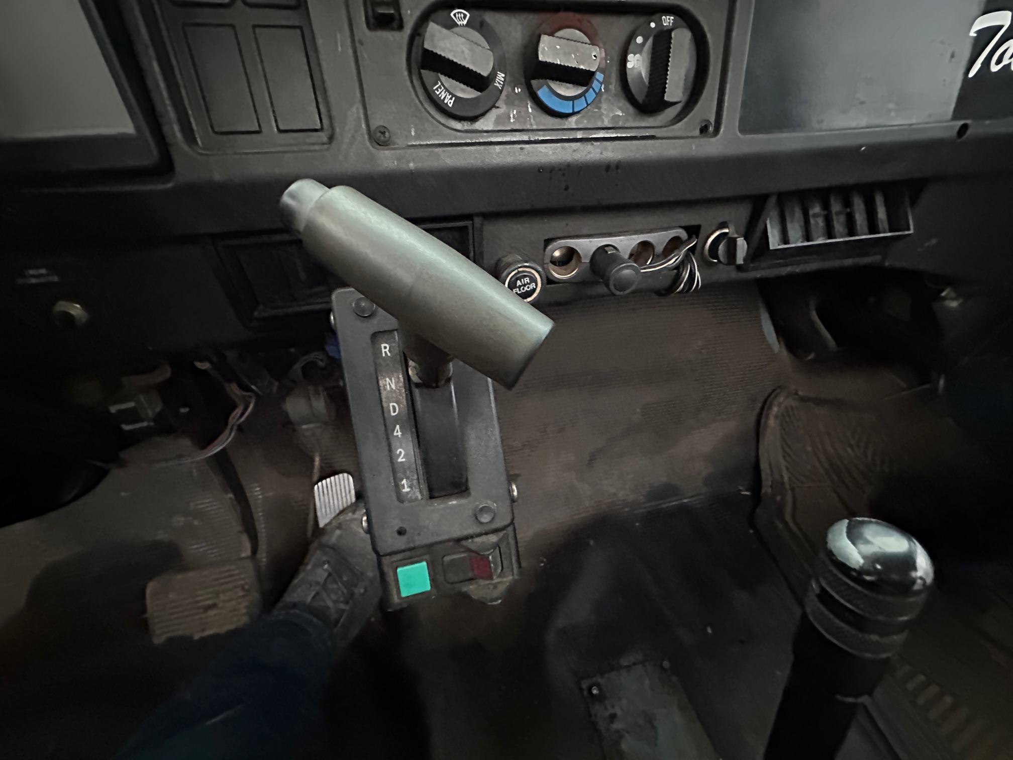 2002 INTERNATIONAL 4700 - Image 18