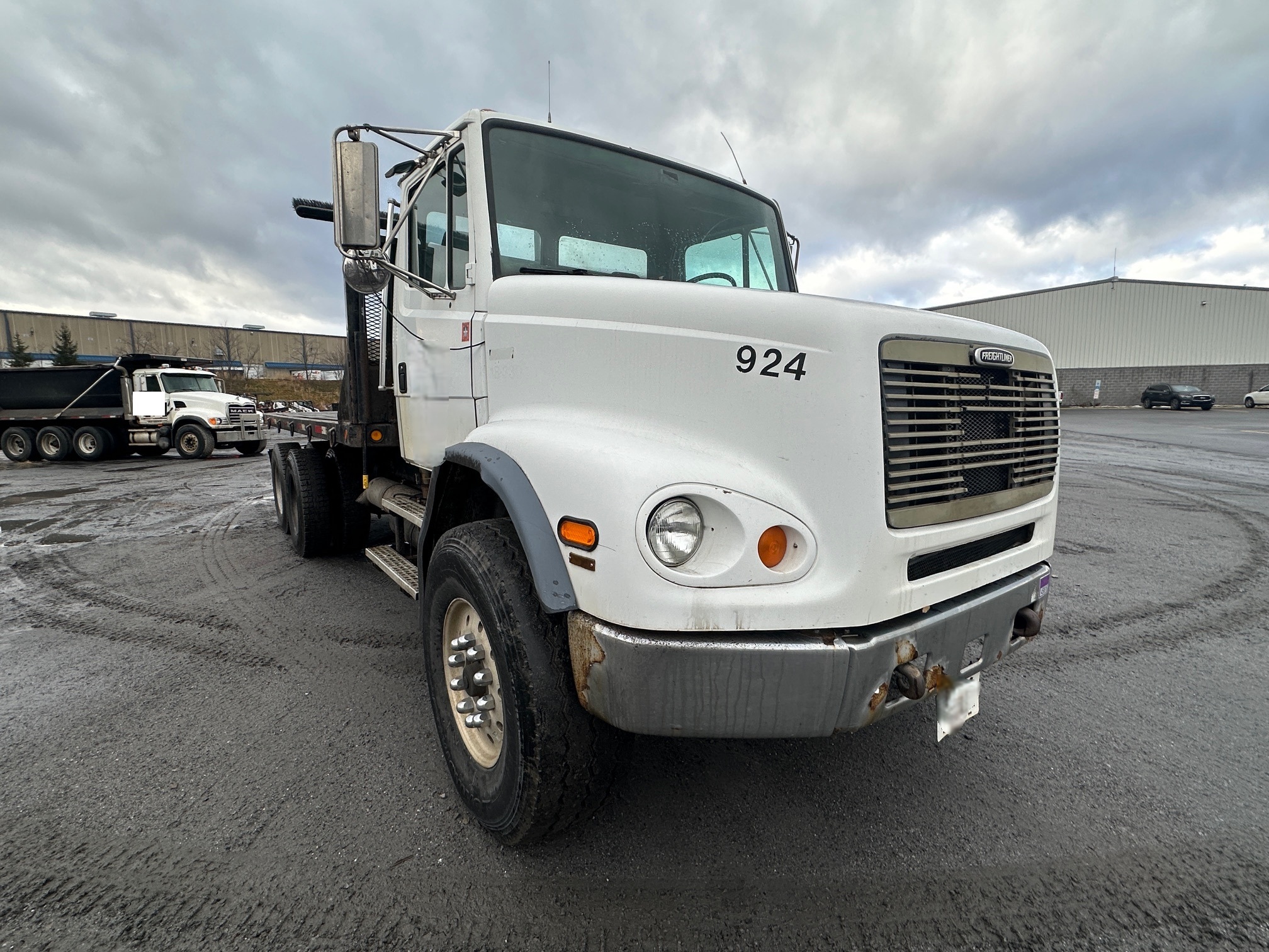 1997 FREIGHTLINER FL112 - Image 4