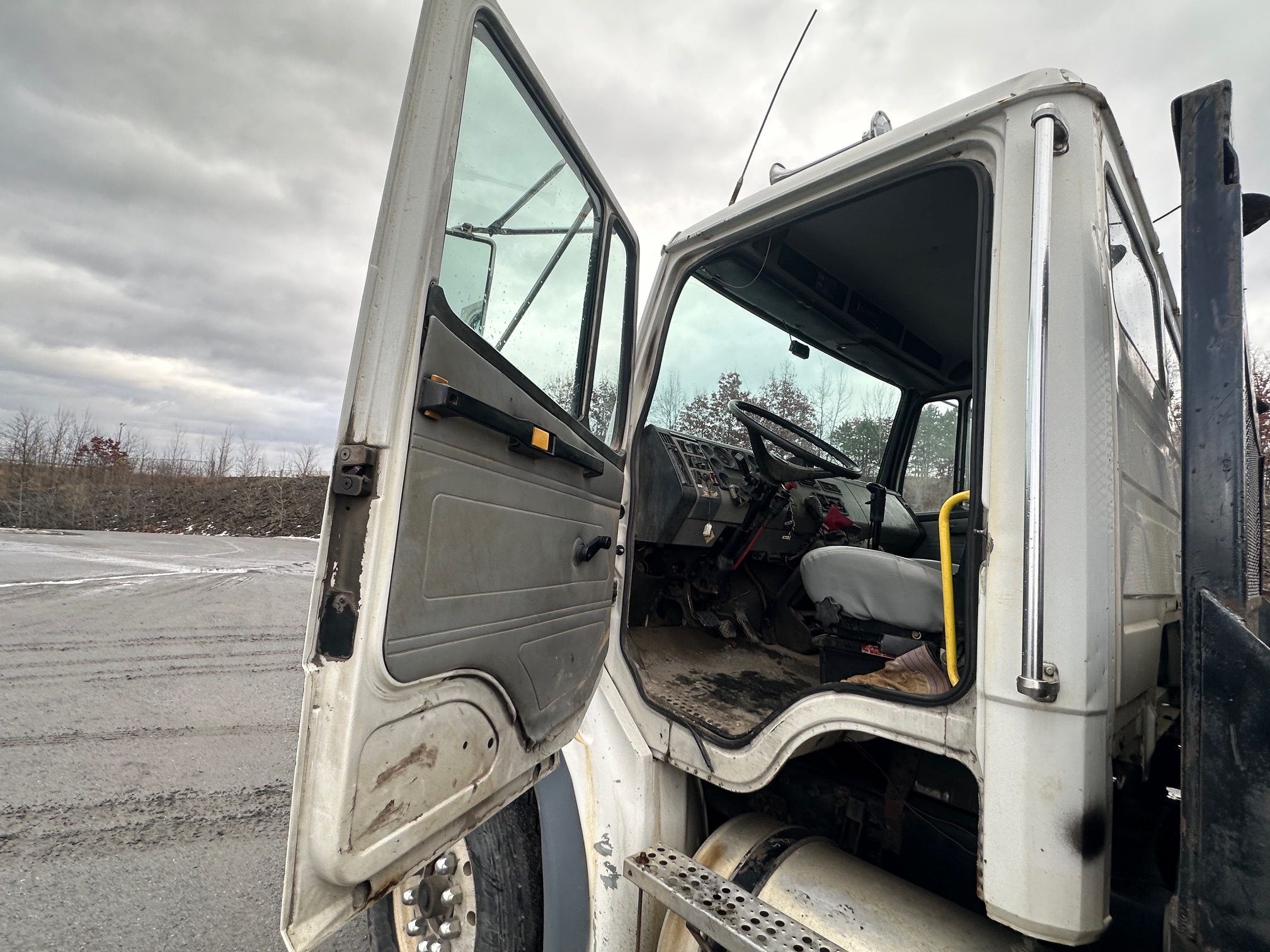 1997 FREIGHTLINER FL112 - view 13 of 54