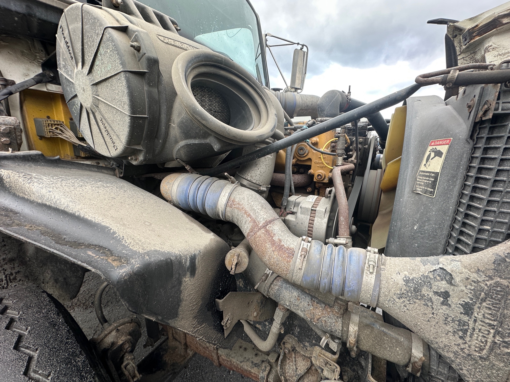 1997 FREIGHTLINER FL112 - Image 48