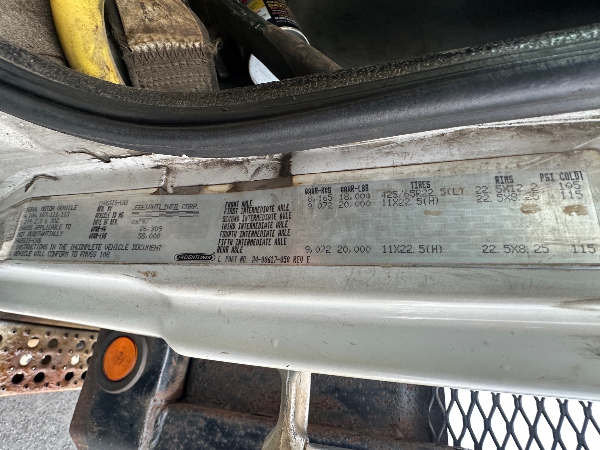 1997 FREIGHTLINER FL112 - Image 54