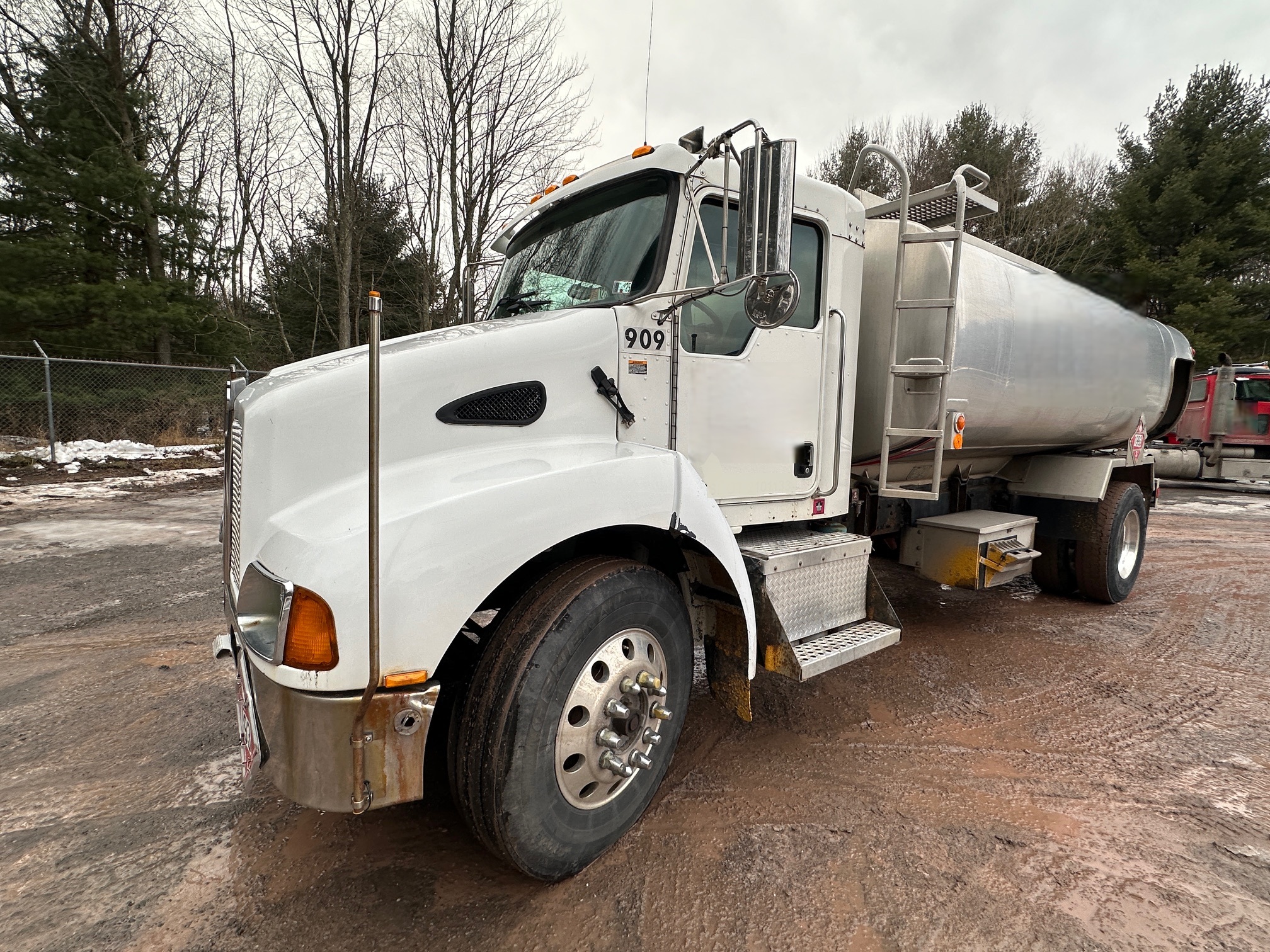 2005 KENWORTH T300 Tanker - Image 2