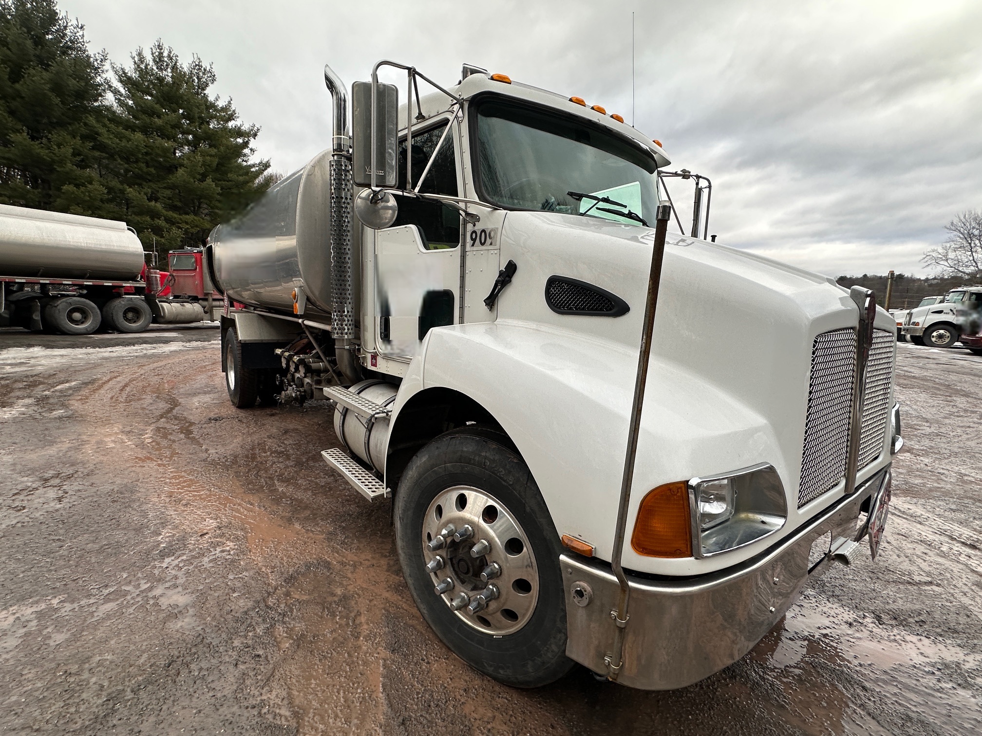 2005 KENWORTH T300 Tanker - view 4 of 47