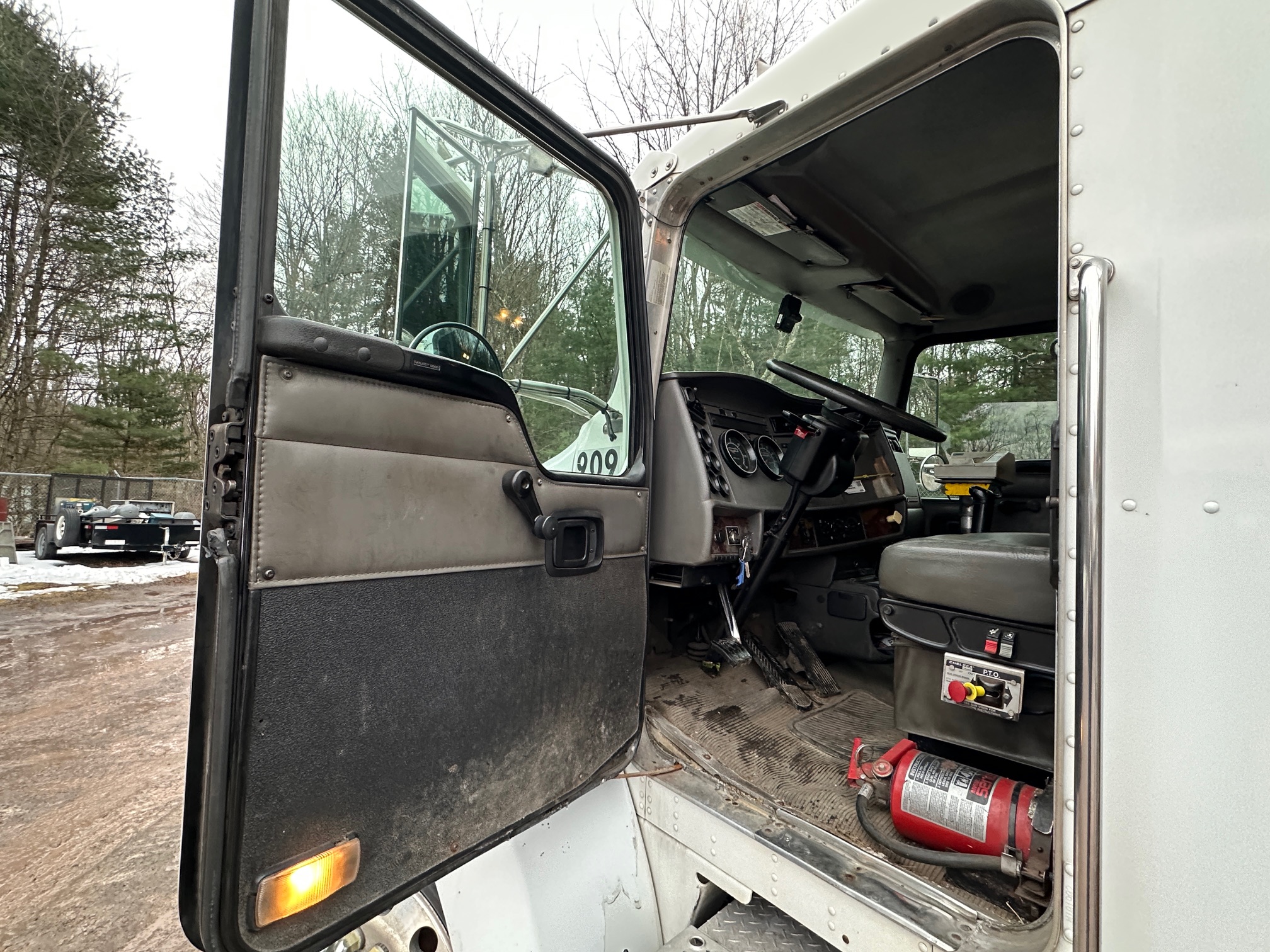 2005 KENWORTH T300 Tanker - view 15 of 47