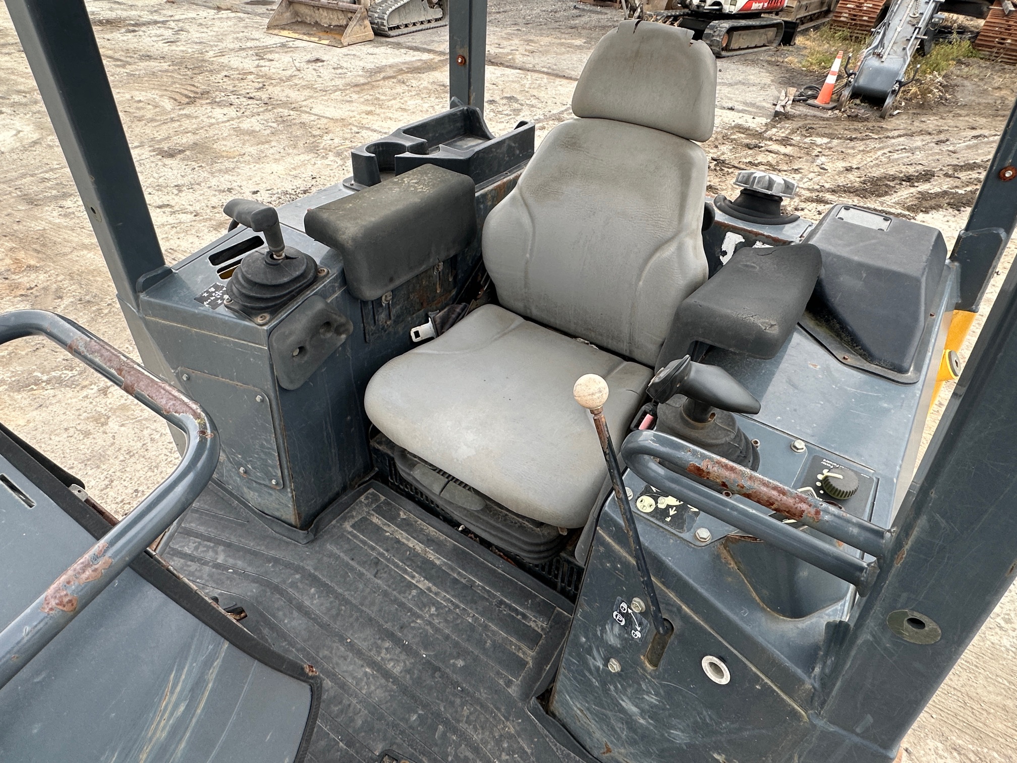 2007 DEERE 650J LT - Image 25