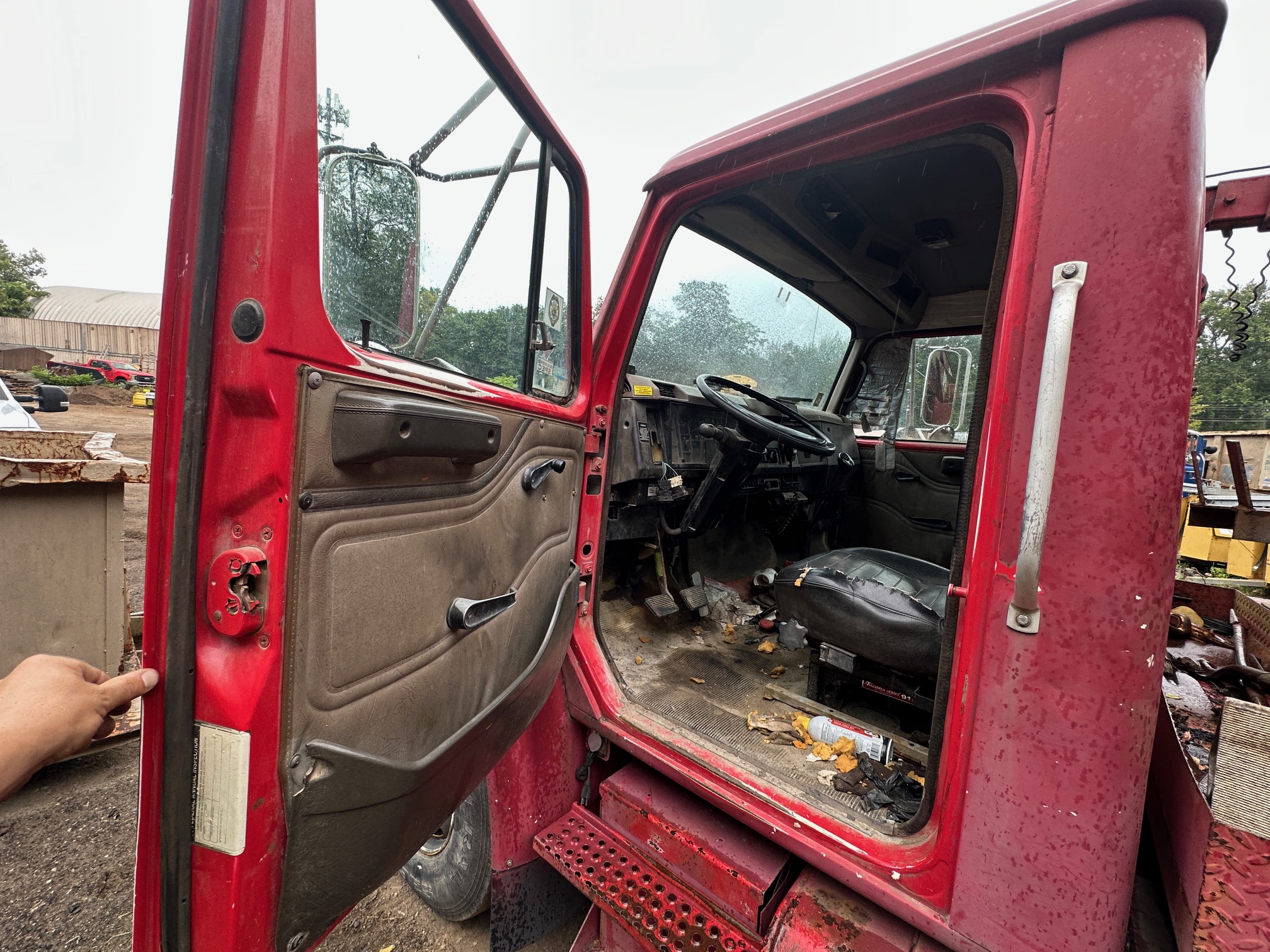 2001 INTERNATIONAL 4700 Service Truck - view 13 of 57