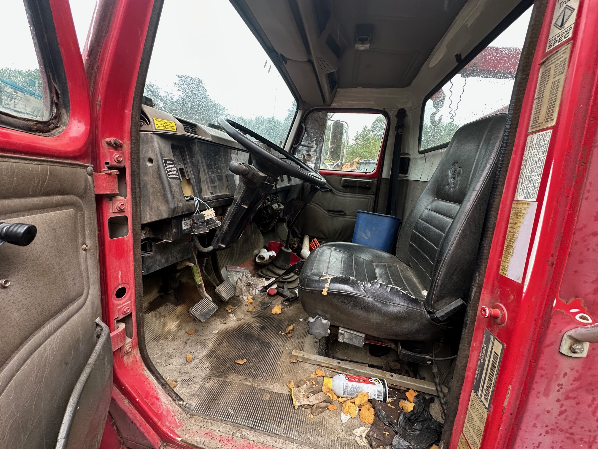 2001 INTERNATIONAL 4700 Service Truck - view 16 of 57