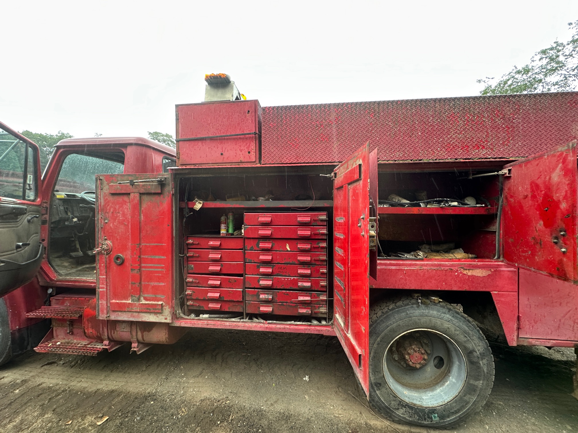 2001 INTERNATIONAL 4700 Service Truck - view 2 of 57