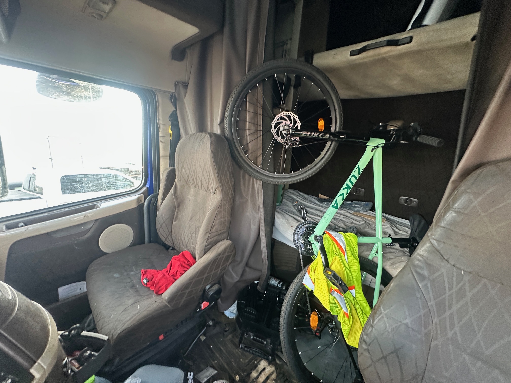 2016 VOLVO VNL64T760 - Image 11