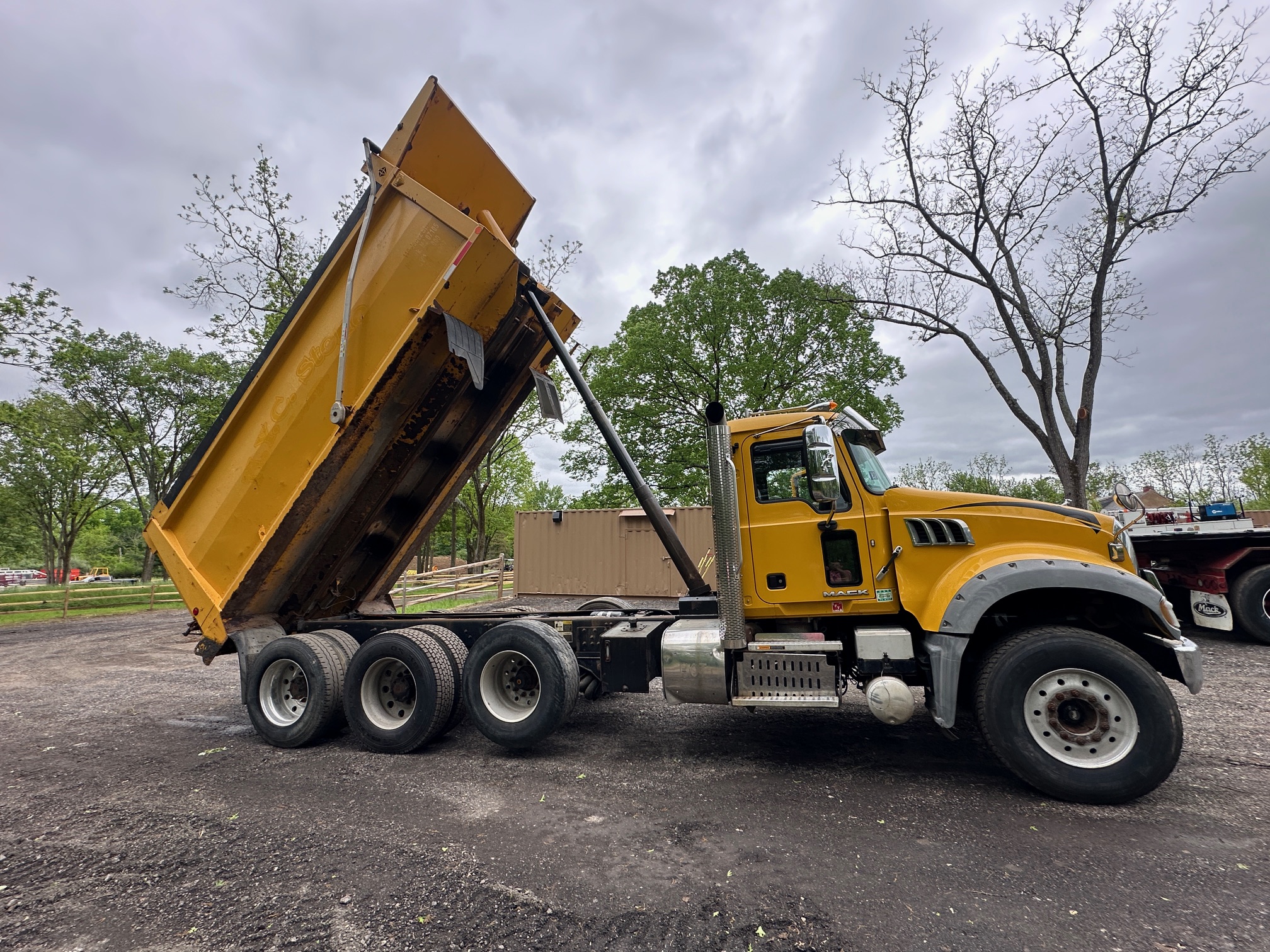 2016 MACK Granite GU713