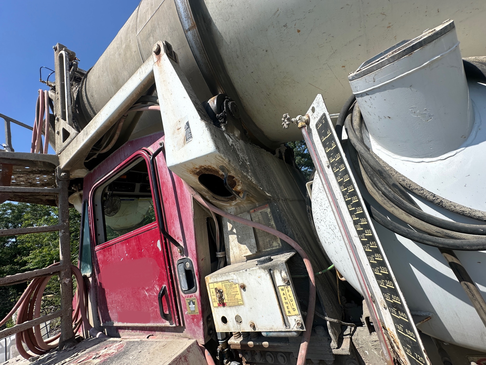 2008 OSHKOSH Front Discharge Mixer - Image 11