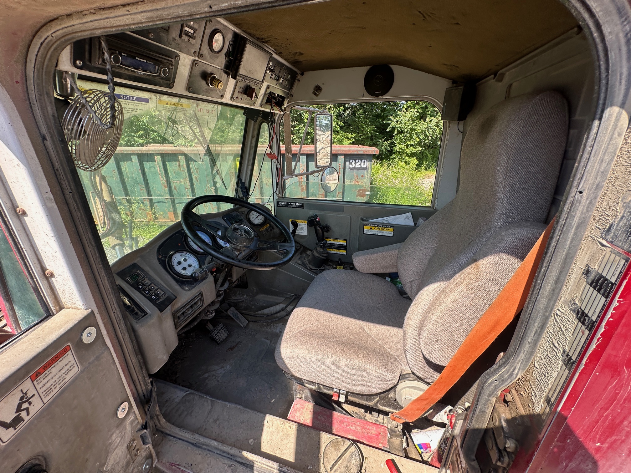 2008 OSHKOSH Front Discharge Mixer - Image 14