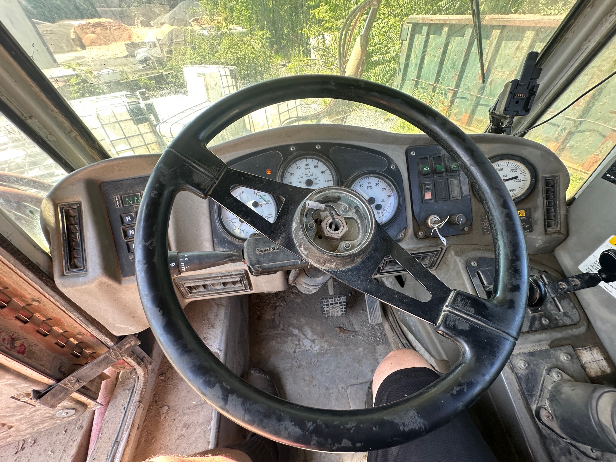 2008 OSHKOSH Front Discharge Mixer - Image 21