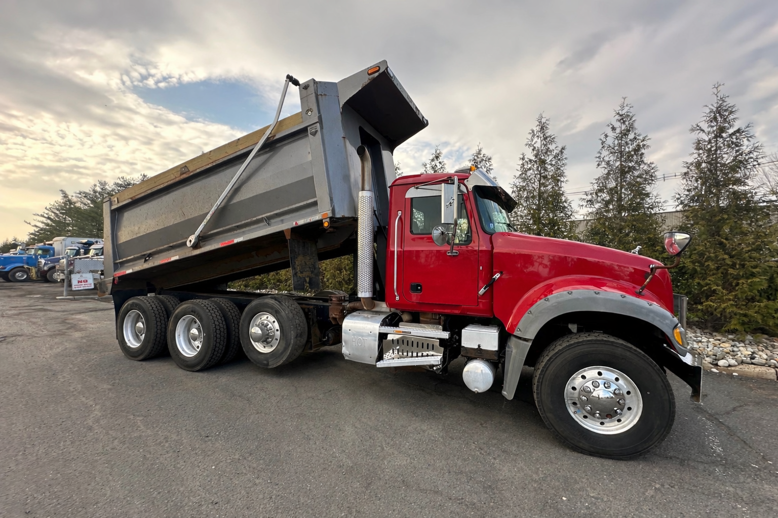 2017 MACK Granite GU713 - view 2 of 35