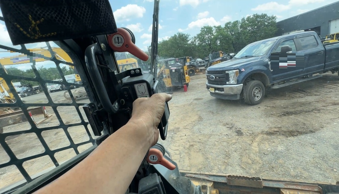 2017 DEERE 332G - Image 18