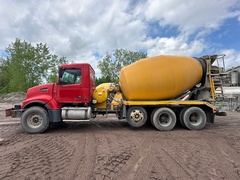 2004 VOLVO Rear Discharge Mixer - Image 2