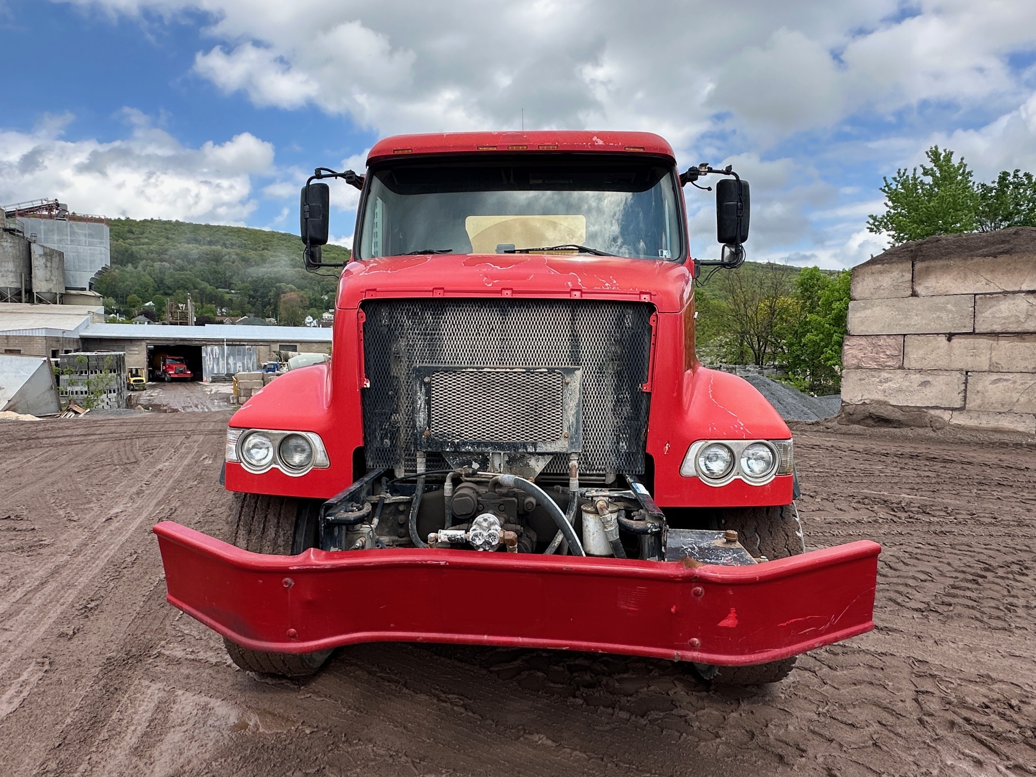 2004 VOLVO Rear Discharge Mixer - Image 4