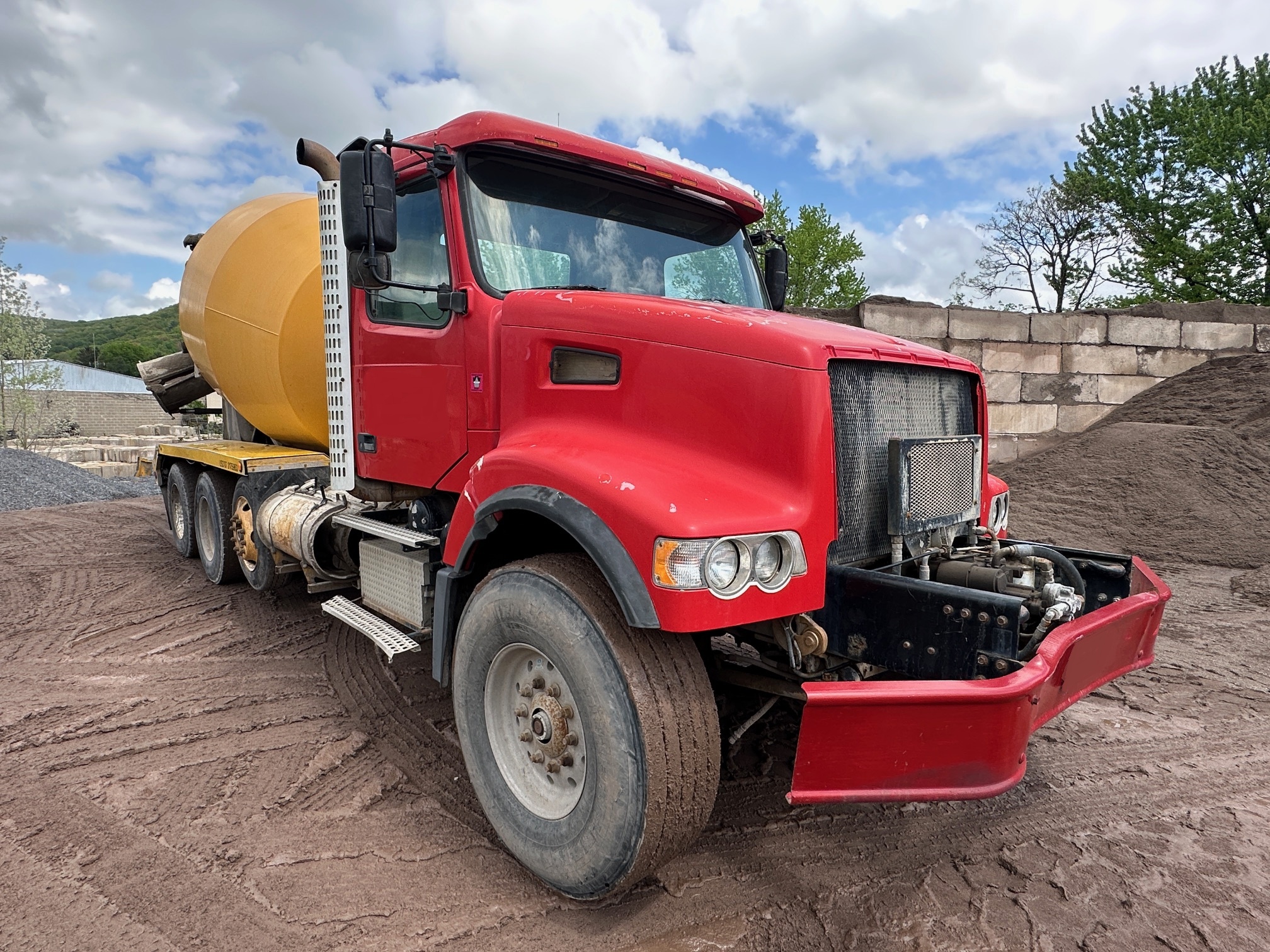 2004 VOLVO Rear Discharge Mixer - view 5 of 38