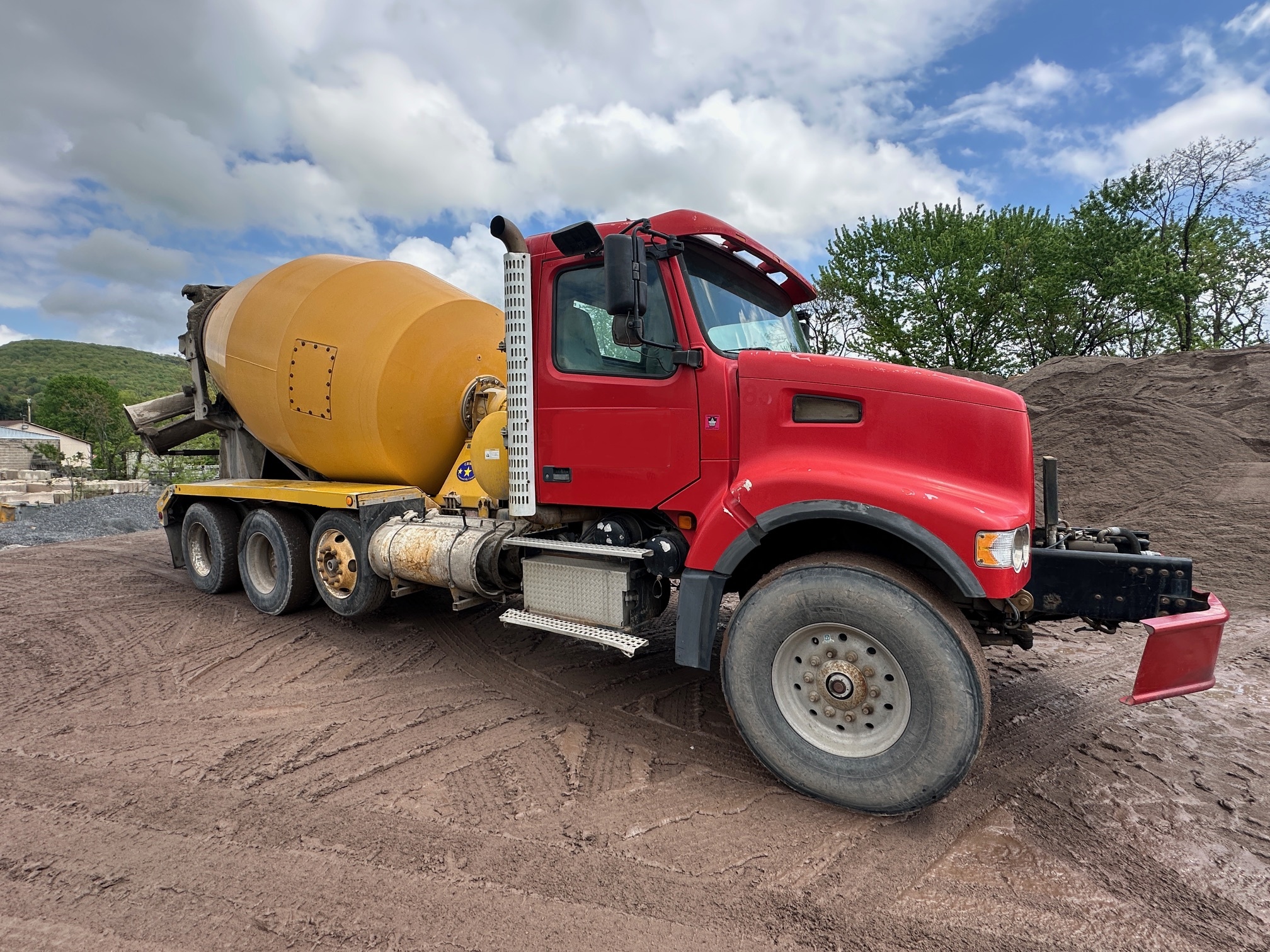 2004 VOLVO Rear Discharge Mixer - Image 2