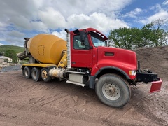 2004 VOLVO Rear Discharge Mixer - Image 3