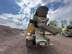 2004 VOLVO Rear Discharge Mixer - Image 10