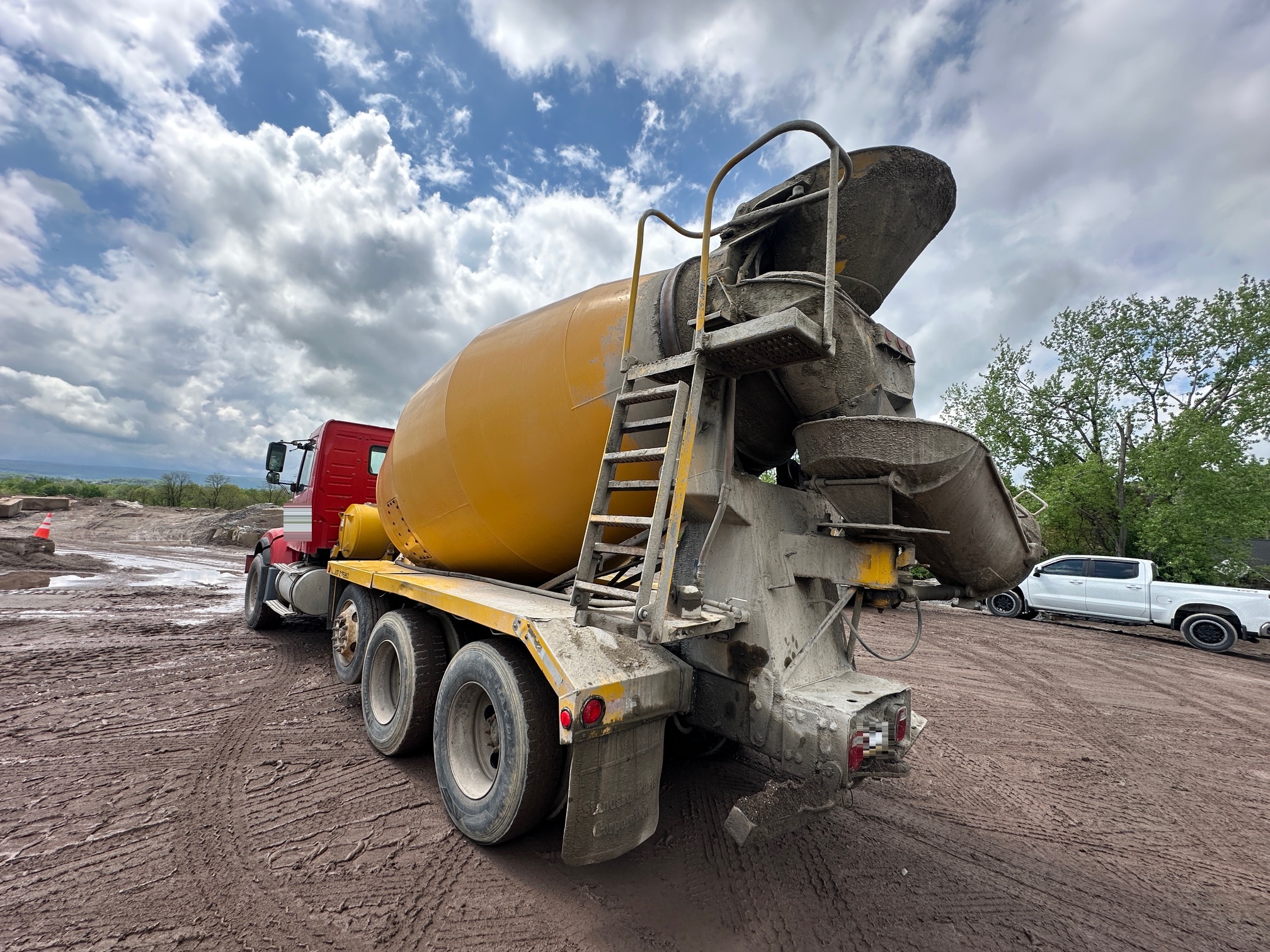 2004 VOLVO Rear Discharge Mixer - Image 11