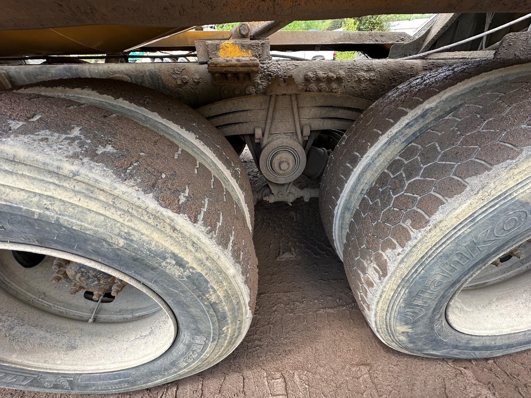 2004 VOLVO Rear Discharge Mixer - Image 14