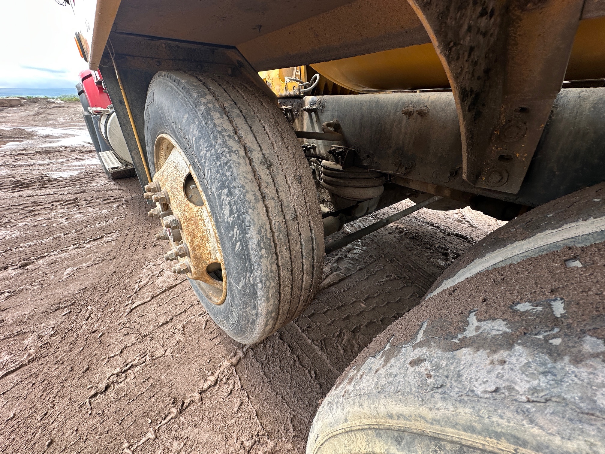 2004 VOLVO Rear Discharge Mixer - Image 15